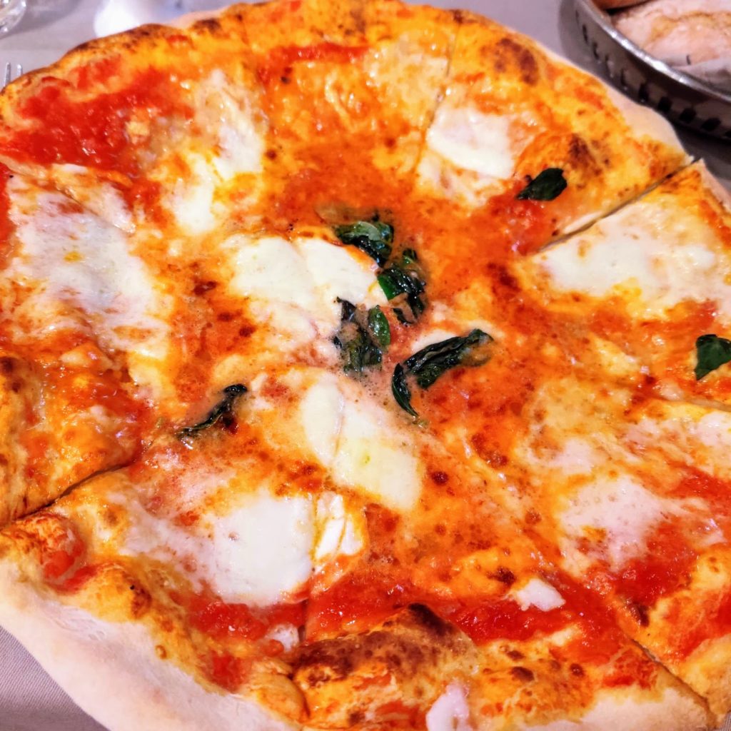 paper moon margherita pizza