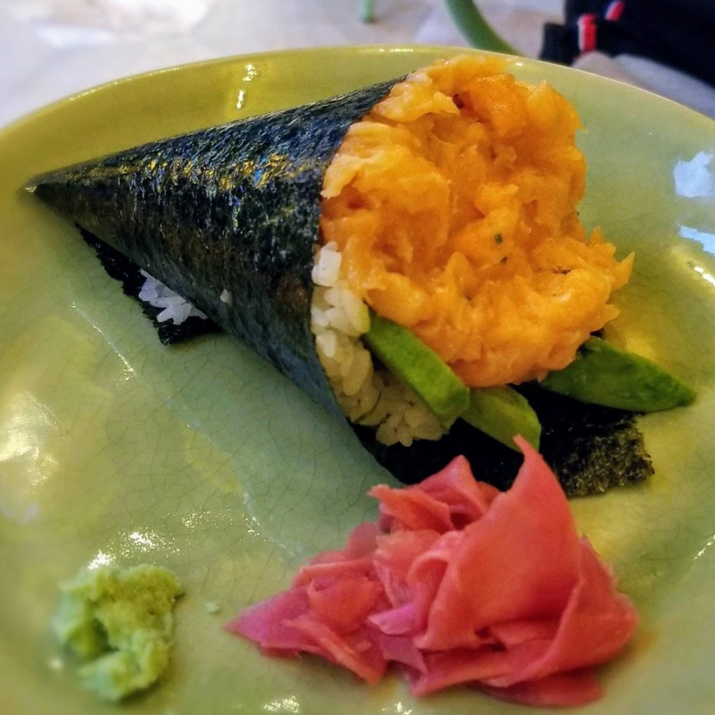 temakinho milan salmon abacate hand roll