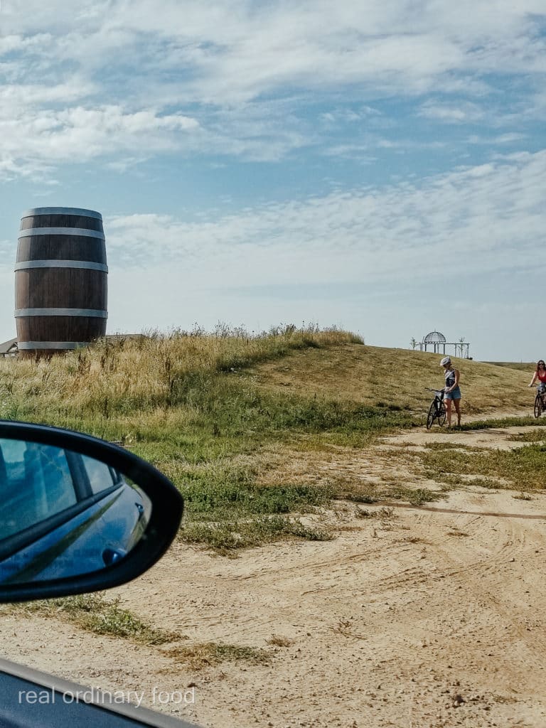 huge barrel on the way to niagara-on-the-lake