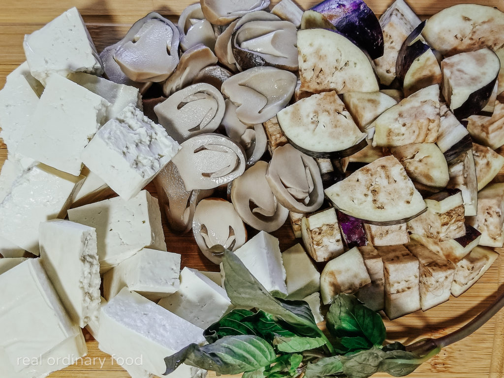 mise en place ingredients for vegan kaeng pa