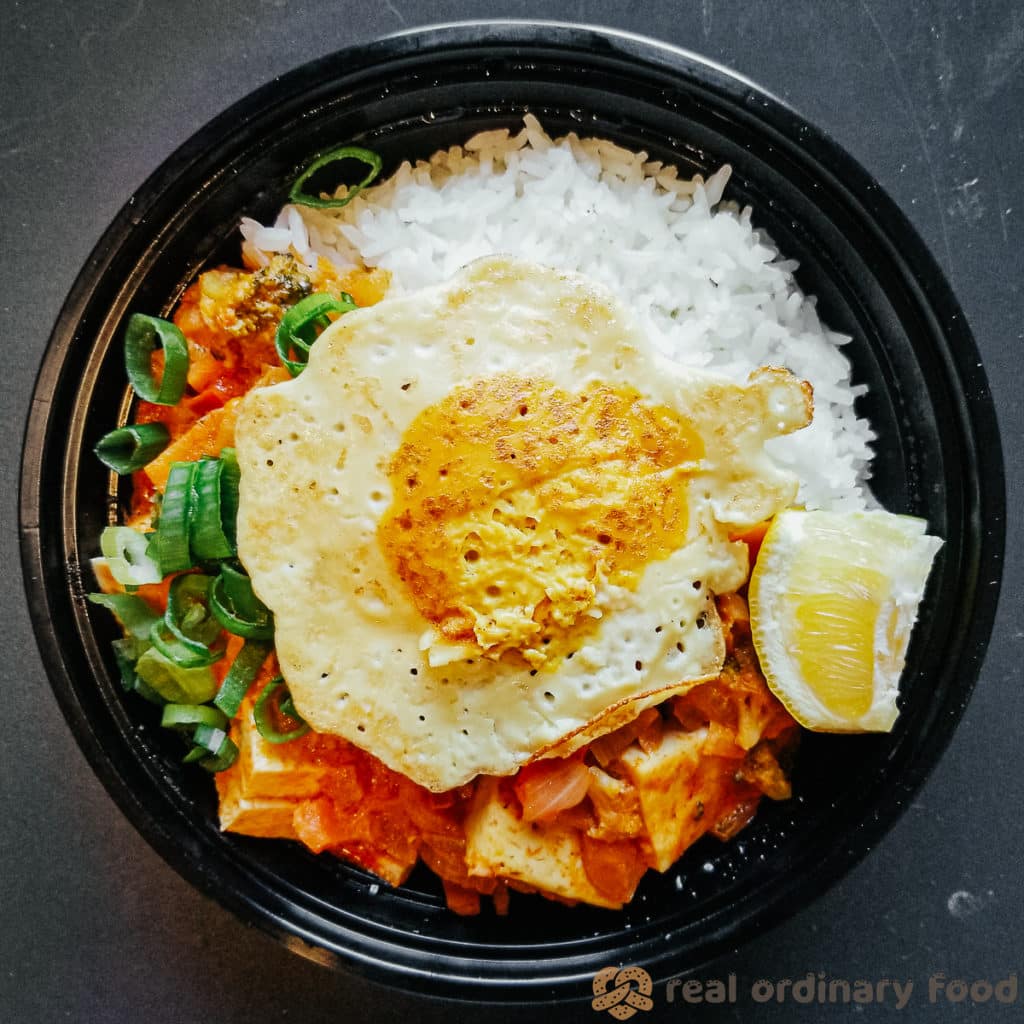vegan fried egg over kaeng phet (thai red curry)