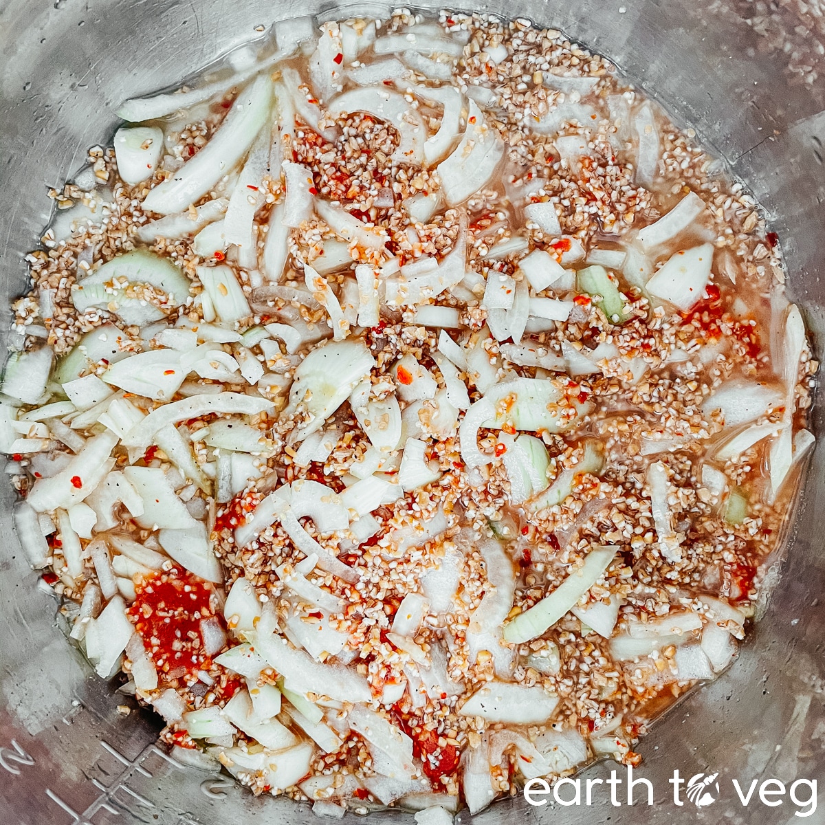 All the kisir base ingredients are mixed well in the Instant Pot.