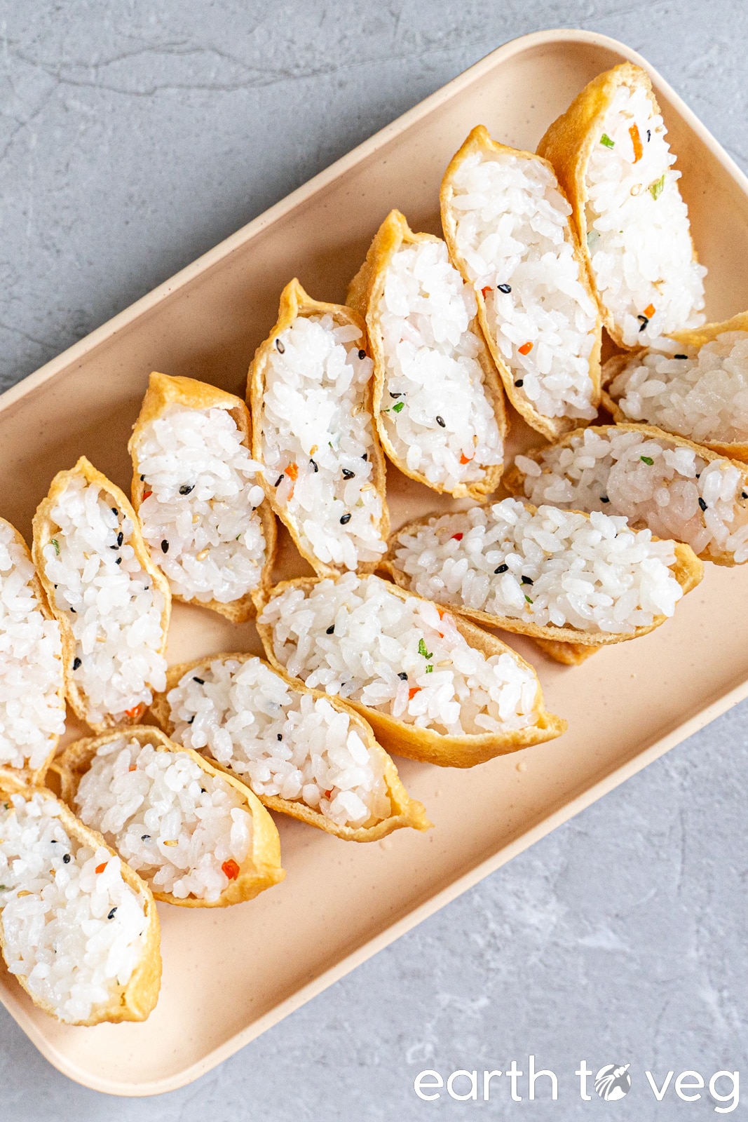 Rows of prepared yubuchobap placed on a tray.