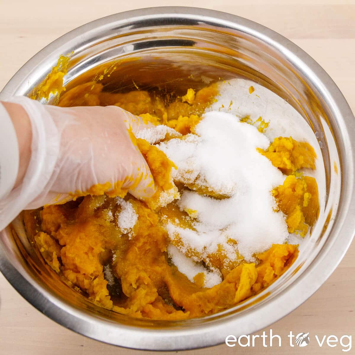 Knead the rice flour and sugar into the mashed pumpkin.